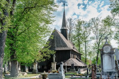Broumov, Çek Cumhuriyeti - 21 Mayıs 2021. 13. yüzyıldan kalma ahşap St. Mary Kilisesi. Eski mezarlık. Rönesans ve İmparatorluk tarzı mezar taşları. Dini RIP manzarası.