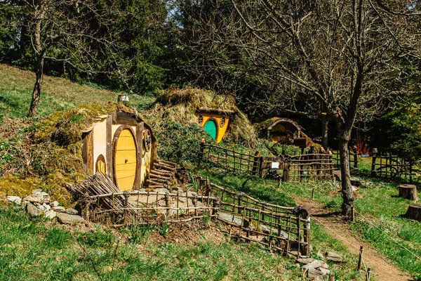 Hobbit Dom Czechach Hobbiton Trzema Hobbit Otwory Słodkie Żółte Drzwi — Zdjęcie stockowe