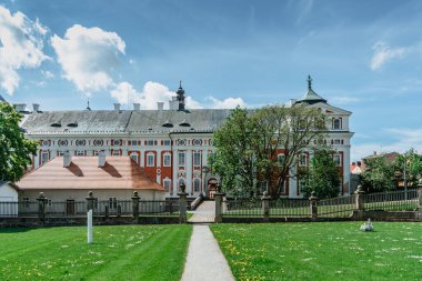 St. Vojtech Kilisesi 'nden Broumov Benedictine Manastırı. Adalbert, Çek Cumhuriyeti Gotik tarzında inşa edilmiş. Benzersiz bir manastır kütüphanesi ve Torino Örtüsü 'nün kopyası var. Ulusal kültür mirası.