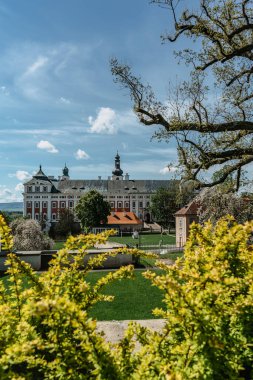 St. Vojtech Kilisesi 'nden Broumov Benedictine Manastırı. Adalbert, Çek Cumhuriyeti Gotik tarzında inşa edilmiş. Benzersiz bir manastır kütüphanesi ve Torino Örtüsü 'nün kopyası var. Ulusal kültür mirası..