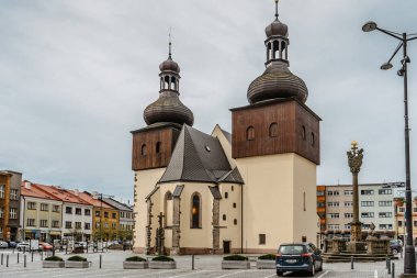 Nachod, Çek Cumhuriyeti - 23 Mayıs 2021. Masaryk Meydanı, New Town Hall ve iki çan kulesi olan ortaçağ St. Lawrence Kilisesi ile şehir merkezi. Çek popüler turizm merkezi ve anıtı.