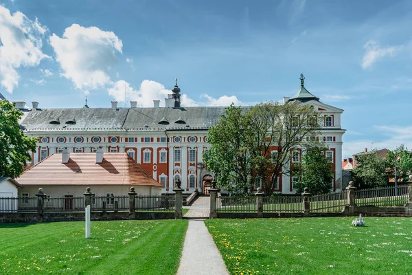St. Vojtech Kilisesi 'nden Broumov Benedictine Manastırı. Adalbert, Çek Cumhuriyeti Gotik tarzında inşa edilmiş. Benzersiz bir manastır kütüphanesi ve Torino Örtüsü 'nün kopyası var. Ulusal kültür mirası.