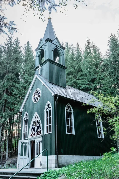チェコ共和国ブロウモフスコ地方のティチャコヴァ カプルと呼ばれる木造の田舎の礼拝堂春の田舎のカトリック教会宗教的な瞑想の風景森の中の巡礼地 — ストック写真