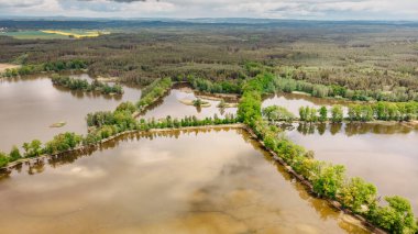 Havadan taze bahar manzarası. Balık havuzu sistemleri, çayırlar, bisiklet yolları ve Çekoslovakya 'nın güneyindeki peri masalı kırsallarının göz kamaştırıcı manzarası.
