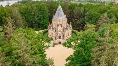 Trebon, Çek Cumhuriyeti yakınlarındaki Schwarzenberg Mezarı 'nın hava aracı görüntüsü. Kulesi ve görkemli çift merdiveni olan Neo-gotik bina İngiliz parkı ile çevrilidir. Mimari turizm anıtı.