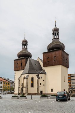 Nachod, Çek Cumhuriyeti - 23 Mayıs 2021. Masaryk Meydanı, New Town Hall ve iki çan kulesi olan ortaçağ St. Lawrence Kilisesi ile şehir merkezi. Çek popüler turizm merkezi ve anıtı.