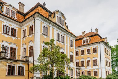 Chlum u Trebone, Çek Cumhuriyeti - 30 Mayıs 2021. Büyük parklarla çevrili terk edilmiş güzel bir kale. Yaz tatili için Hejtman gölü kıyısında popüler bir turist kasabası. İlkbaharda Çek şatosu.