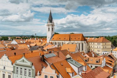 Çek Cumhuriyeti 'nin güney Bohemya kentindeki popüler spa kasabasının havadan görünüşü. Renkli cepheli evler, kırmızı çatılar, arka planda kilise. Korunan manzaranın ortasındaki şehir.