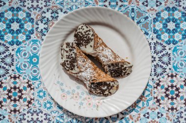 Sicilya Cannoli 'si. Saf koyun ricotta peyniri, şeker ve fıstıklı meşhur geleneksel hamur işleri. Çıtır tüp şeklinde kabuklu.
