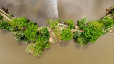Havadan taze bahar manzarası. Balık havuzu sistemleri, çayırlar, bisiklet yolları ve Çekoslovakya 'nın güneyindeki peri masalı kırsallarının göz kamaştırıcı manzarası.
