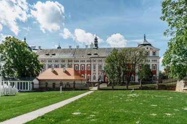 St. Vojtech Kilisesi 'nden Broumov Benedictine Manastırı. Adalbert, Çek Cumhuriyeti Gotik tarzında inşa edilmiş. Benzersiz bir manastır kütüphanesi ve Torino Örtüsü 'nün kopyası var. Ulusal kültür mirası..