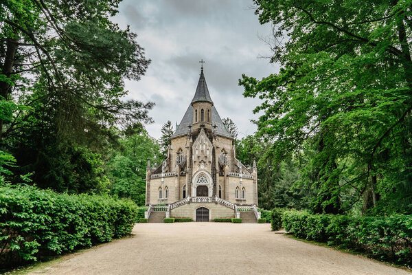 Весенний вид на могилу Шварценберга под Требоном, чешское неоготическое здание с башней и величественной двойной лестницей окружено английским архитектурным памятником..