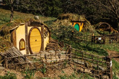 Çek Hobbiton 'daki Hobbiton' da üç Hobbit deliği ve sevimli sarı yeşil kapıları olan hobbit evi. Bahçedeki peri masalı evi. Çek Cumhuriyeti 'nin Sediviny kentindeki fantezi filminden küçük bir köy.