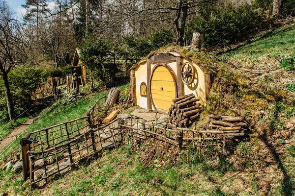 3つのホビット穴とかわいい黄色のドアを持つチェコホビットの家 庭のおとぎ話の家チェコ共和国セディニィに位置するファンタジー映画から魔法の小さな村 — ストック写真