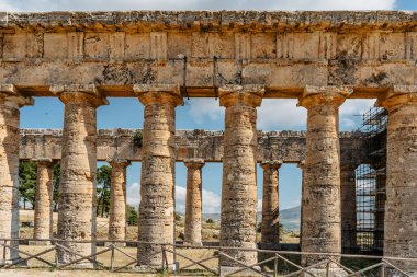 Segesta, Sicilya, İtalya 'daki Doric Tapınağı. Avrupa arkeolojik tarihi alanı yeşil ve sessiz kırsallarla çevrili. Yaz tatili kavramı. Avrupa' yı gezmek. Etkileyici bir kültür mirası.