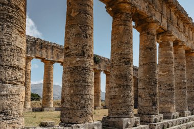 Segesta, Sicilya, İtalya 'daki Doric Tapınağı. Avrupa arkeolojik tarihi alanı yeşil ve sessiz kırsallarla çevrili. Yaz tatili kavramı. Avrupa' yı gezmek. Etkileyici bir kültür mirası.