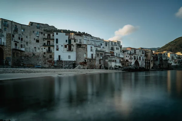 Sonnenaufgang Hafen Von Cefalu Sizilien Italien Altstadtpanorama Mit Bunten Häusern — Stockfoto