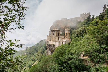 Erice, Sicilya, İtalya. Dağların tepesindeki tarihi kasaba. Güzel, gür kırsal manzaralı. Venüs Kalesi, Castello di Venere bulutlu..