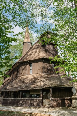 Broumov, Çek Cumhuriyeti - 21 Mayıs 2021. 13. yüzyıldan kalma ahşap St. Mary Kilisesi. Eski mezarlık. Rönesans ve İmparatorluk tarzı mezar taşları. Dini RIP manzarası