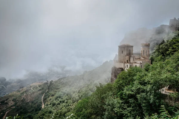 Erice, Sicilya, İtalya. Dağların tepesindeki tarihi kasaba. Güzel, gür kırsal manzaralı. Venüs Kalesi, Castello di Venere bulutlu..