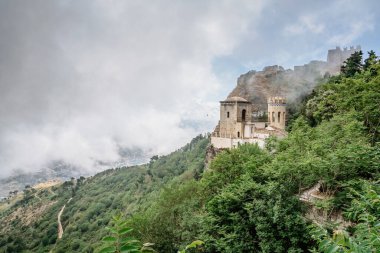 Erice, Sicilya, İtalya. Dağların tepesindeki tarihi kasaba. Güzel, gür kırsal manzaralı. Venüs Kalesi, Castello di Venere bulutlu..