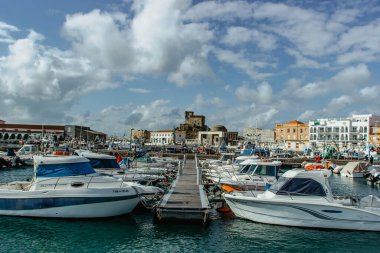 Tarifa, İspanya - 20 Kasım 2018. Avrupa kıtasının en güneyindeki kasaba. Balıkçı tekneleri ve yatlarla liman manzarası. Rüzgâr sporları için popüler yerler. Sıcak yaz günü..