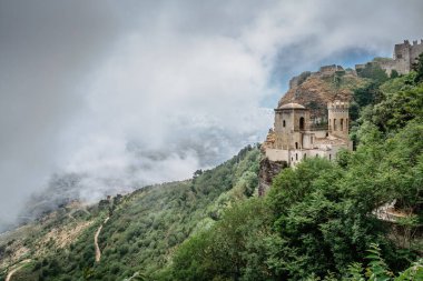 Erice, Sicilya, İtalya. Dağların tepesindeki tarihi kasaba. Güzel, gür kırsal manzaralı. Venüs Kalesi, Castello di Venere bulutlu..