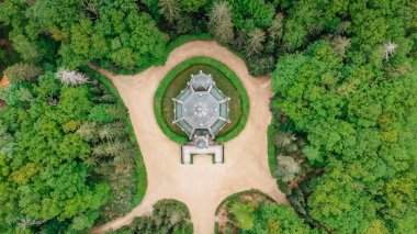 Trebon, Çek Cumhuriyeti yakınlarındaki Schwarzenberg Mezarı 'nın hava aracı görüntüsü. Kulesi ve görkemli çift merdiveni olan Neo-gotik bina İngiliz parkı ile çevrilidir. Mimari turizm anıtı