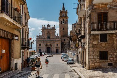 Caccamo, Sicilya-Haziran 10.2021.Piazza Duomo, kasabanın katedrali, St. George 'a adanmıştır. Ünlü Norman şatosuyla ortaçağ kasabası. Tepedeki resim gibi İtalyan köyü. Şehir seyahati manzarası.