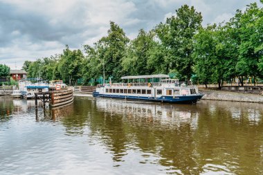Prag, Çek Cumhuriyeti-4 Ağustos 2021. Vltava Nehri 'ni geçen yolcuları taşıyan bir turist feribotu. Yerel şehir taşımacılığı. Nehir gezisi, gezi, şık bir seyahat..