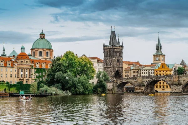 カレル橋 ヴルタヴァ川の観光船 プラハ チェコ共和国 夏の日に旧市街の建物やランドマーク ヨーロッパの素晴らしい街の風景人気のある観光地カラフルな都市の風景 — ストック写真