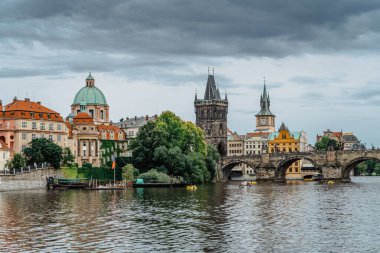 Charles Köprüsü, Vltava Nehri 'ndeki turist teknesi, Prag, Çek Cumhuriyeti. Yazın eski şehrin binaları ve simgeleri. İnanılmaz Avrupa şehir manzarası. Popüler turizm merkezi. Renkli şehir manzarası..