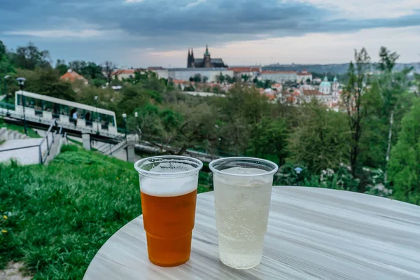 Cerveza Tradicional Checa Cerveza Vino Blanco Copas Plástico Borrosa Castillo — Foto de Stock