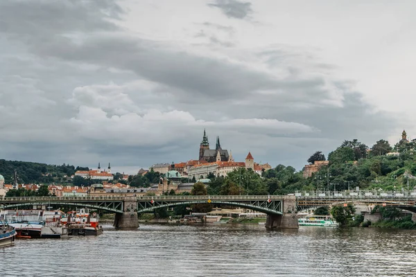 美しいプラハ城の景色のパノラマ 聖ヴィート大聖堂 ヴルタヴァ川を渡るチェクフ橋 有名な観光地 曇りの夏の日にプラハのパノラマ ヨーロッパの街並み都市旅行のコンセプト — ストック写真