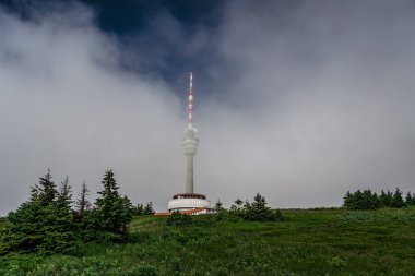 Puslu Praded, Jeseniky dağları, Çek Cumhuriyeti 'nin sisli zirvesinde gözlem platformuna sahip televizyon vericisi kulesi. Resimli kırsal manzaralar, yürüyüş ve tatil için popüler turistik yerler.