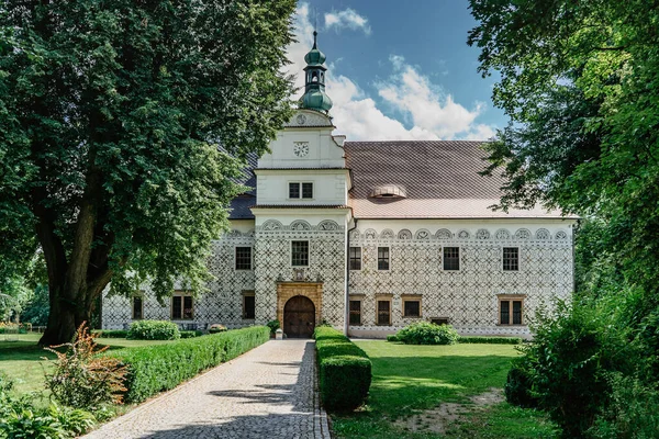 Chateau Doudleby Nad Orlici Tjeckien Renässansslott Med Graffitofasad Omgiven Engelsk — Stockfoto