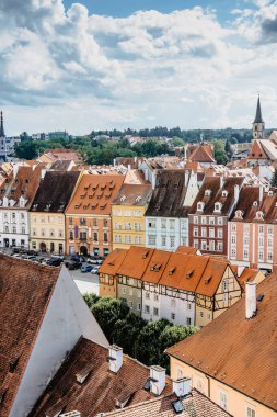 Cheb, Çek Cumhuriyeti. Batı Bohemya 'da Ohre.Aerial nehri üzerinde 13. yüzyıldan kalma renkli Gotik evleri olan panoramik pazar yeri manzaralı bir kasaba.