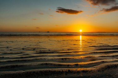 Deniz tarafından kumsal ve akşam rahatlığı. Kasıtlı huzurlu ruhsal büyülü atmosfer. Özgürlüğü hissetmek, tatilin tadını çıkarmak. Stres yok..