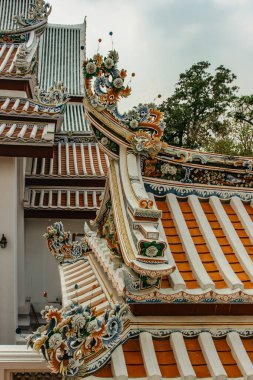 Bangkok, Tayland - 17 Ocak 2020. Wat Pho, eski Budist tapınak kompleksi yaslanan Buda. Popüler turistik cazibe salonların, renkli köşklerin, heykellerin sayısını içeriyor. Tayland mimarisinin ayrıntıları.