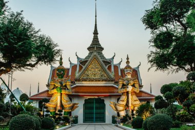 Bangkok.Tayland 'ın başkenti Wat Arun' un yanındaki Düzenleme Salonu. Renkli porselen heykeller. Efsanevi dev şeytanlar, tapınak koruyucuları. Popüler turizm merkezi.