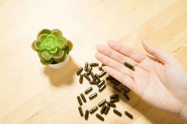 Vitamin Und Medizin Schönheit Frau Hand Mit Gruppe Von Medikamenten — Stockfoto