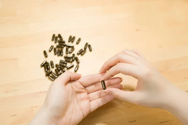 Vitamin Und Medizin Schönheit Frau Hand Mit Gruppe Von Medikamenten — Stockfoto