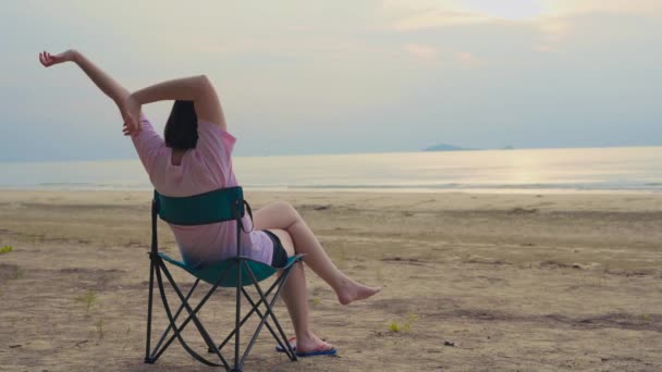 Vdo Backside Solo Asiático Mulher Relaxar Sentar Cadeira Praia Com — Vídeo de Stock