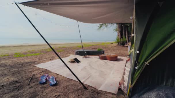 Tente Camping Sur Plage Avec Arbre Tropical Par Temps Nuageux — Video