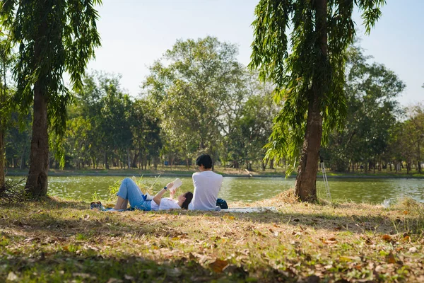 Piknik Pasangan Asia Dengan Perasaan Bahagia Taman Dengan Danau Musim — Stok Foto