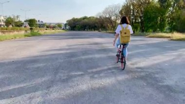 İlkbahar, mutlu ve neşeli Asyalı bir kadının bisiklet sürmesi konseptiyle geliyor. 