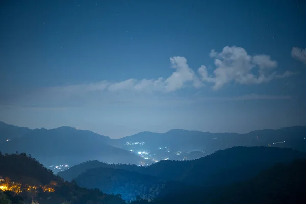 Gece Gökyüzü Şehir Merkezinden Gelen Işık Ile Dağ Manzarası — Stok fotoğraf