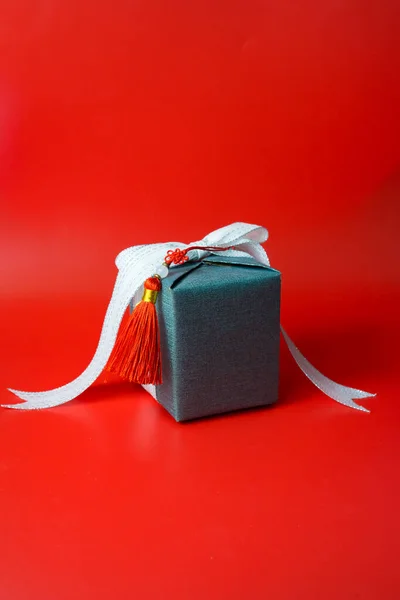 ミニマルフラット中国の新年の装飾アイテムとギフトボックス赤の背景に — ストック写真