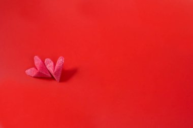 Kırmızı zemin üzerinde kağıt kalp ile minimal düz yatar sevgililer günü dekorasyon ögesi
