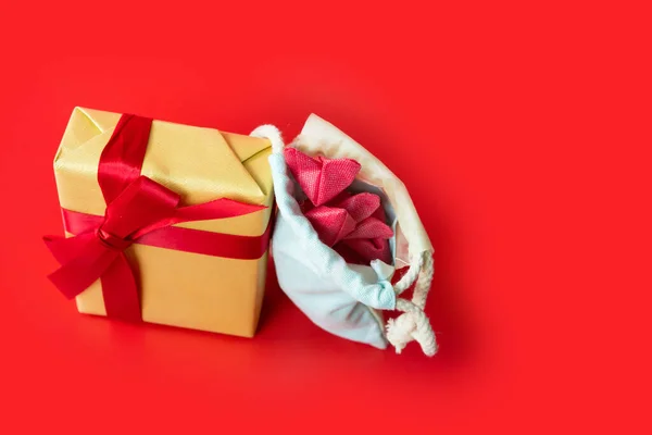赤のギフトボックスと赤の背景に紙の心を持つミニマルフラットレイバレンタインの日の装飾アイテム — ストック写真